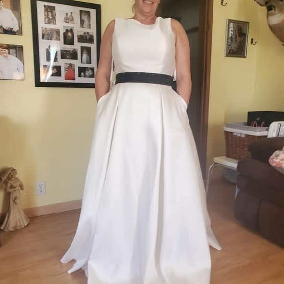 Size 18 brand new white gown - Picture 2 of 3